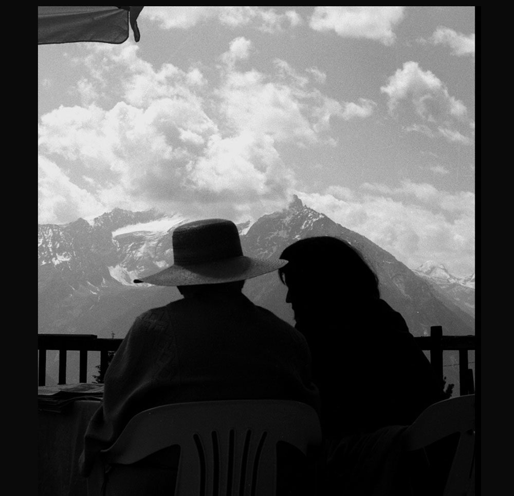 Grazia Cherchi con <a href=https://www.enciclopediadelledonne.it/edd.nsf/biografie/lalla-romano>Lalla Romano</a> intente a fare editing a un libro di ritratti del fotografo Vincenzo Cottinelli, Vétan luglio 1995. <br>Photo courtesy©vincenzocottinelli